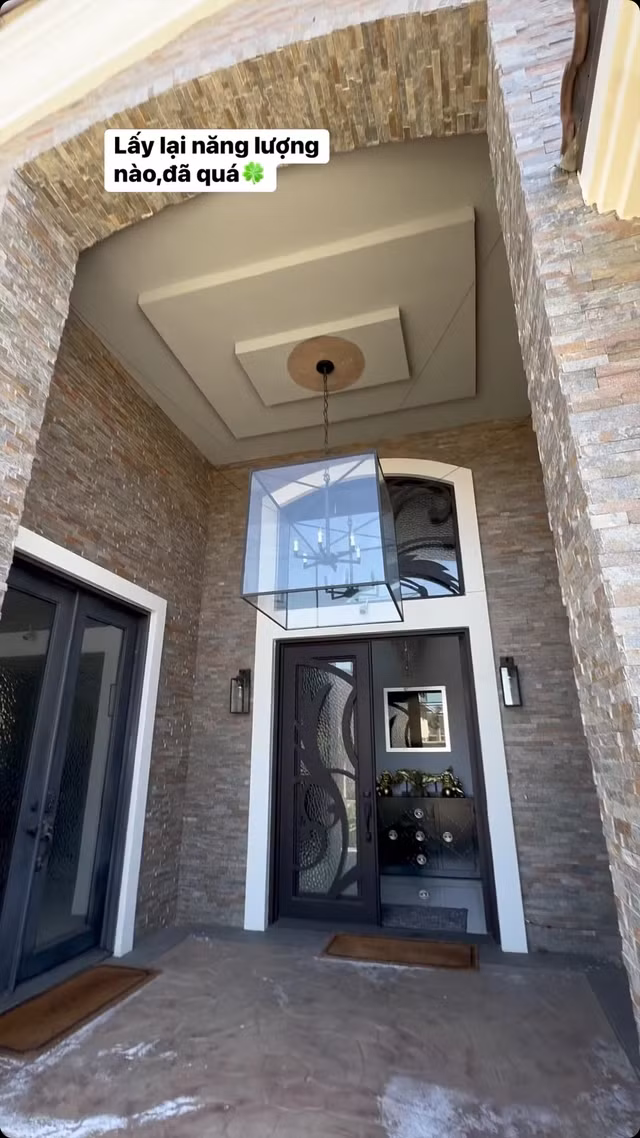 Biệt thự của Lệ Quyên có diện tích rộng 400m2 tại bang California. Nữ ca sĩ mua nhà không nhằm mục đích ra nước ngoài định cư mà để nghỉ ngơi mỗi khi sang Mỹ lưu diễn. Ảnh: FBNV