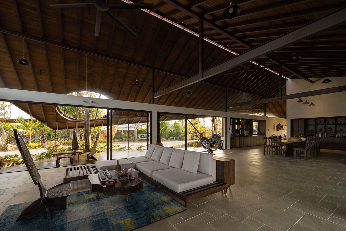 Không gian sinh hoạt chung gồm phòng khách, bếp thông nhau, tạo không gian liền mạch và thoáng đãng. Ảnh: Quang Dam