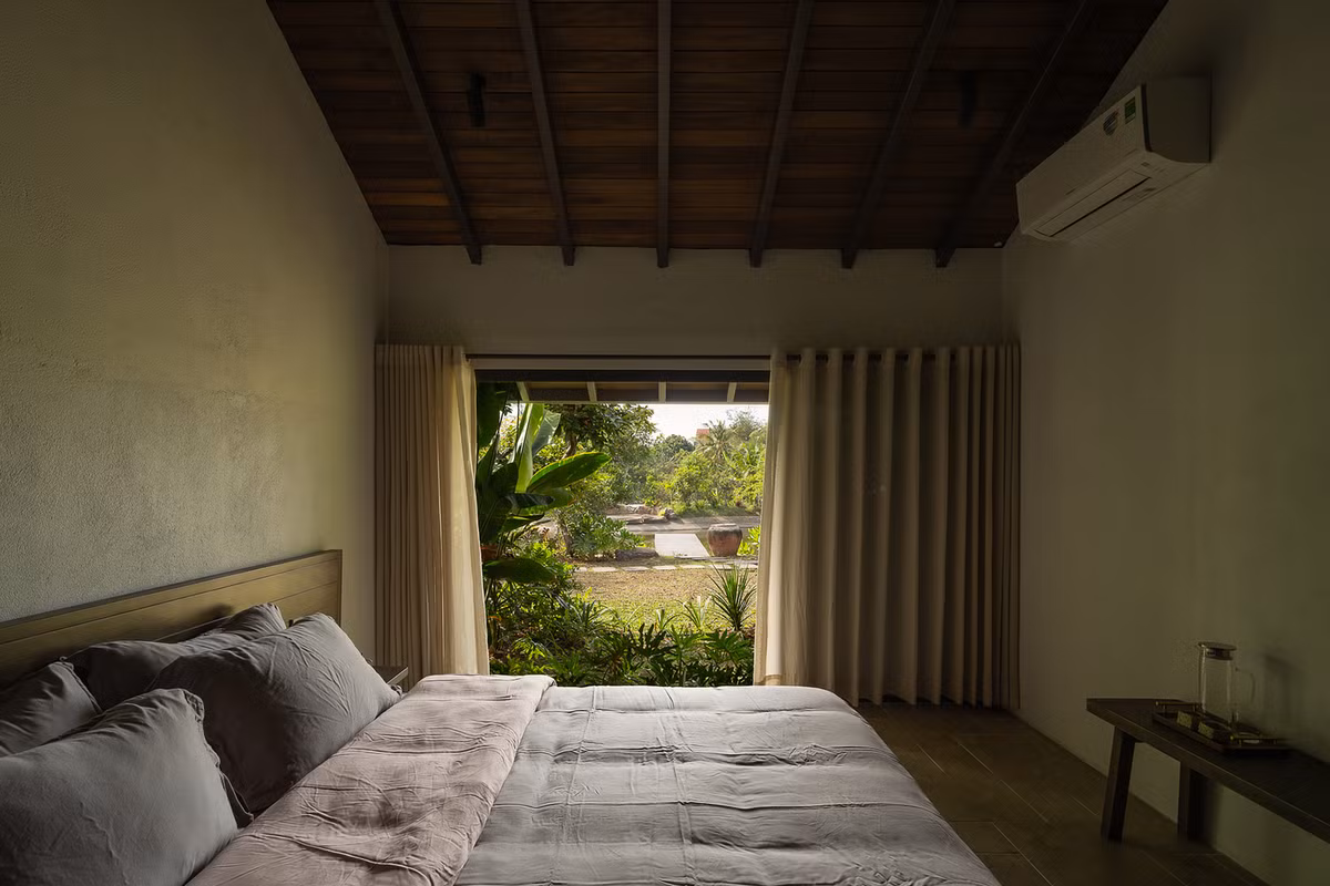  Phòng ngủ đơn giản, nhìn thẳng ra vườn cây xanh mướt. Ảnh: Quang Dam