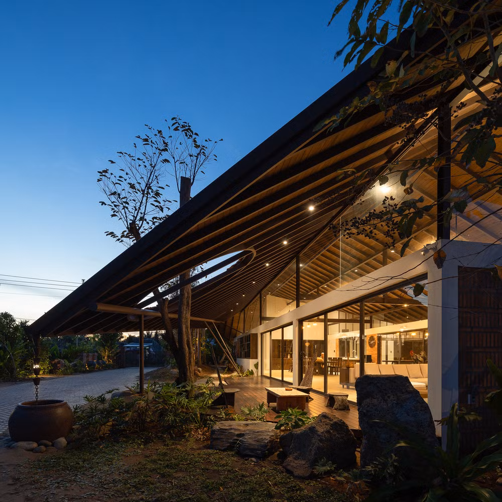 Công trình sử dụng gỗ tự nhiên, gạch tái chế và ngói đỏ truyền thống, gợi hình ảnh ngôi nhà truyền thống thân thuộc. Ảnh: Quang Dam