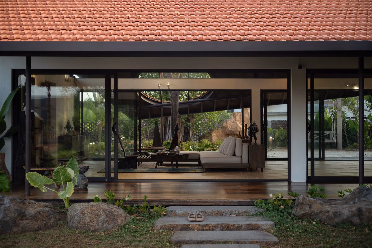 Ngôi nhà mang phong cách mộc mạc, giản dị nhưng đầy đủ tiện nghi, mang đậm hơi thở miền Tây sông nước. Ảnh: Quang Dam