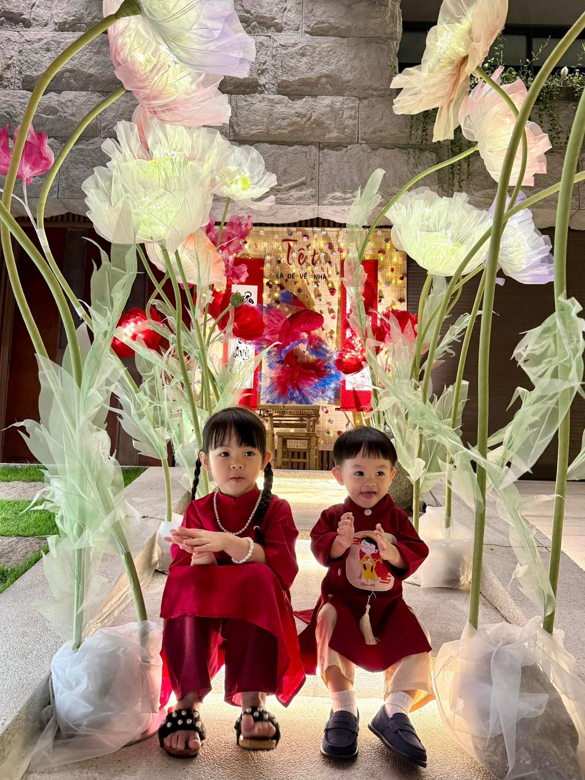 Căn biệt thự lung linh hơn dưới ánh đèn buổi tối. Ảnh: FB Đàm Thu Trang