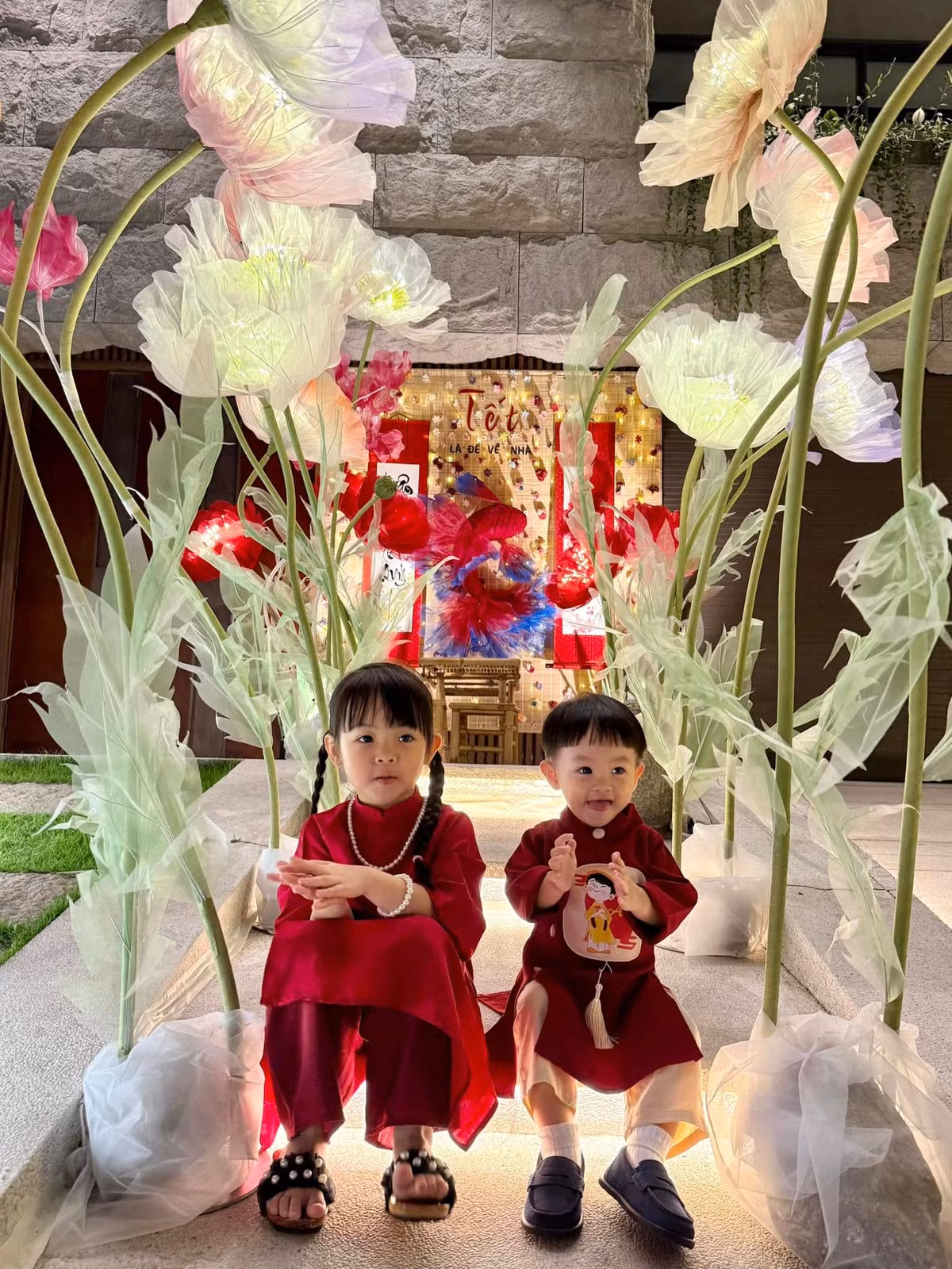 Căn biệt thự lung linh hơn dưới ánh đèn buổi tối. Ảnh: FB Đàm Thu Trang