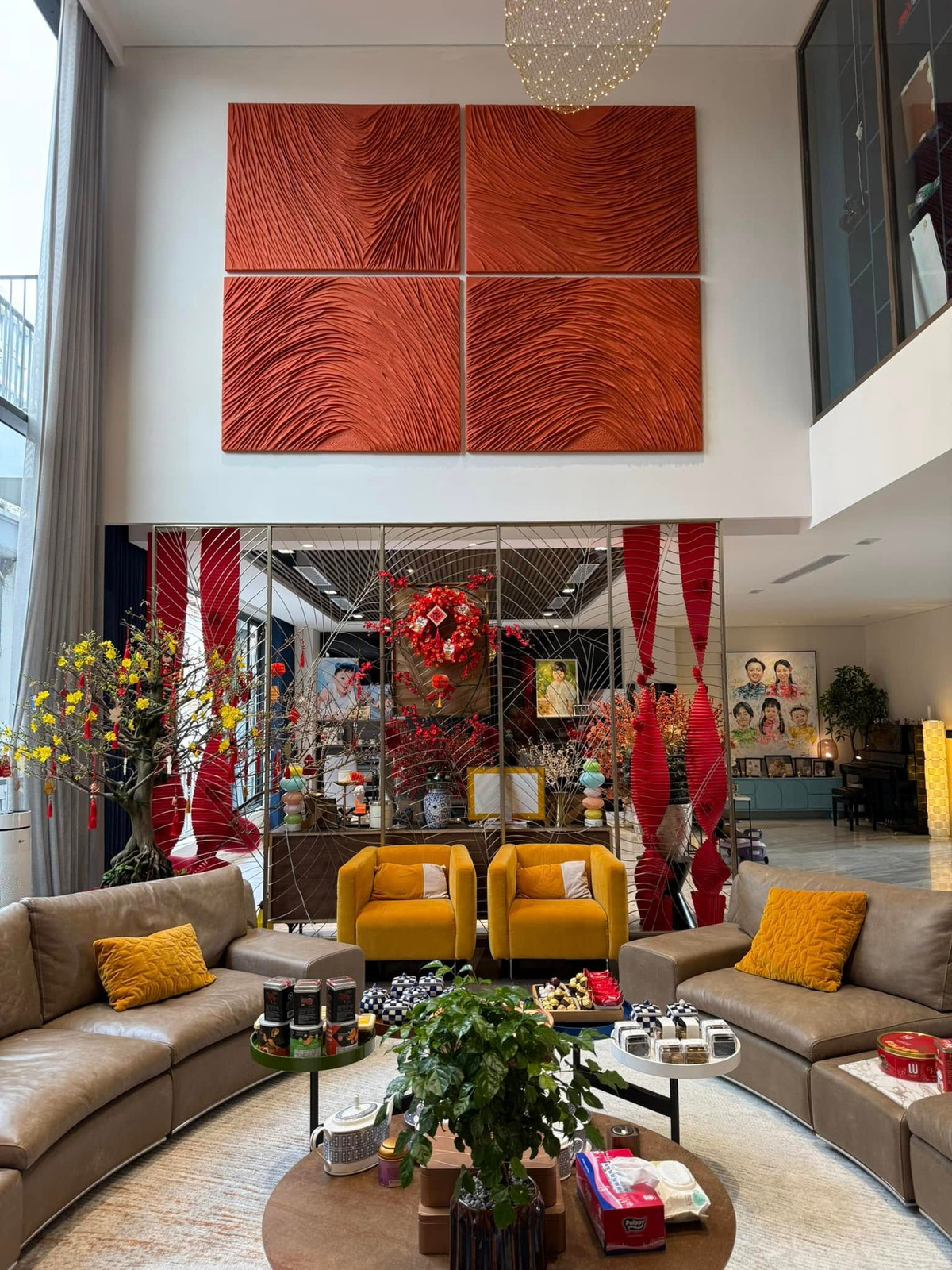 Ngoài đào đông, không gian phòng khách còn có mai vàng. Ảnh: FB Đàm Thu Trang