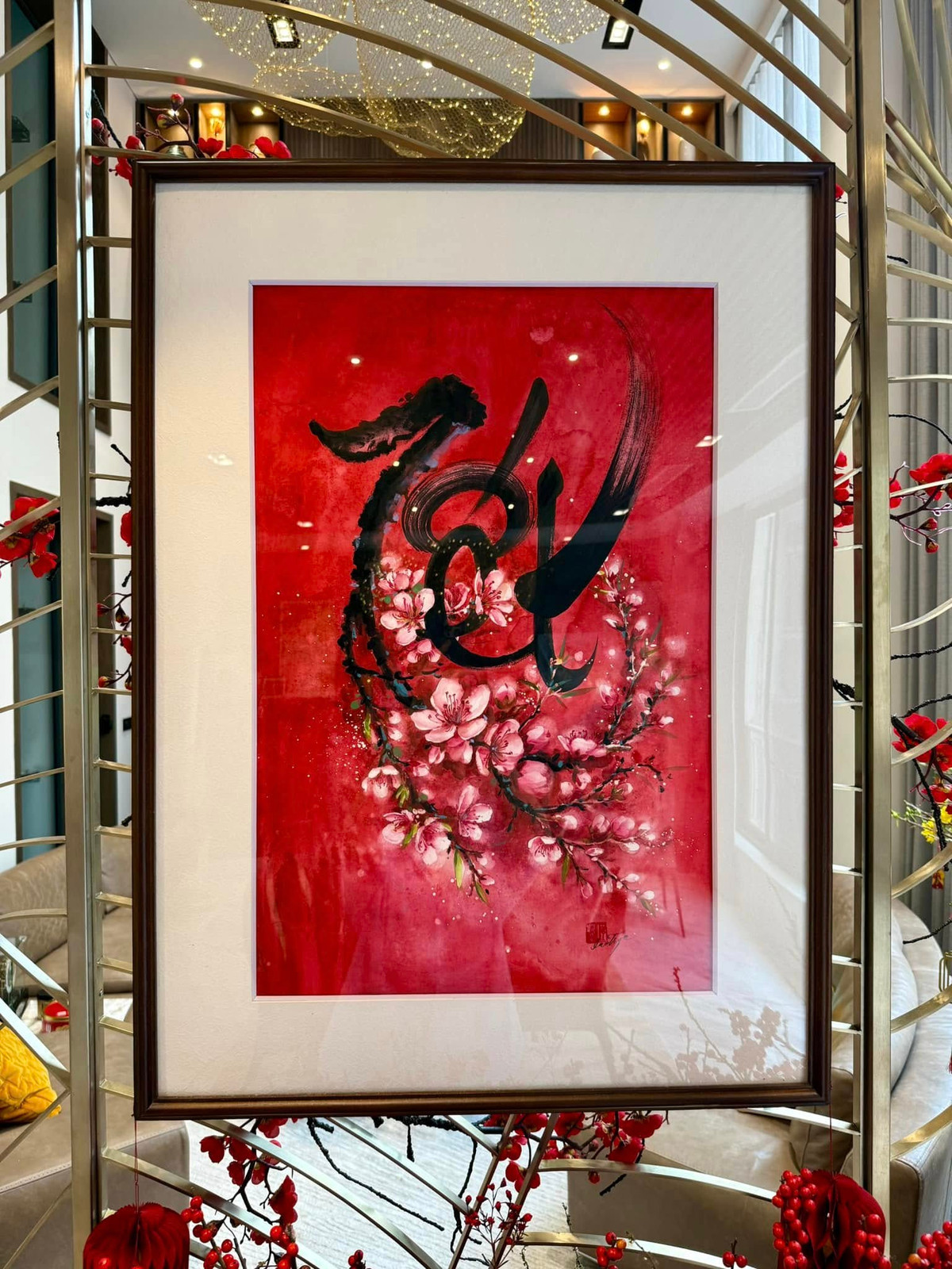 Trong phòng khách còn có câu đối đỏ. Ảnh: FB Đàm Thu Trang