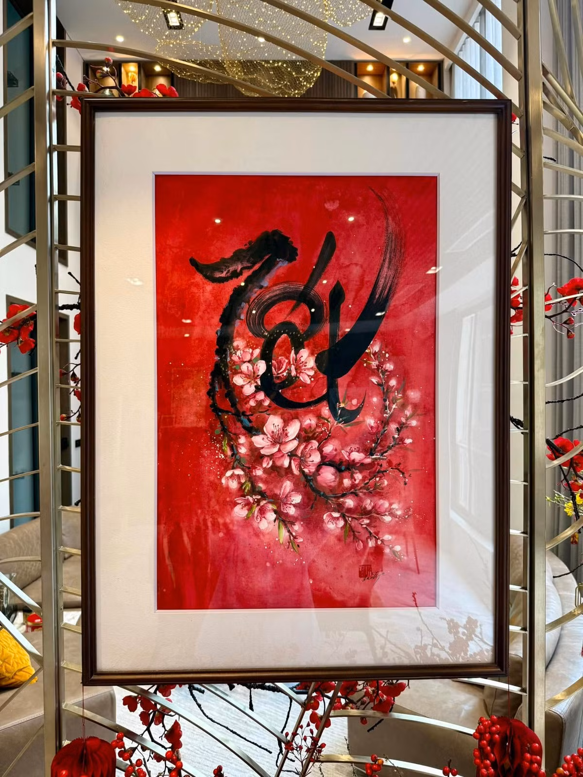 Trong phòng khách còn có câu đối đỏ. Ảnh: FB Đàm Thu Trang