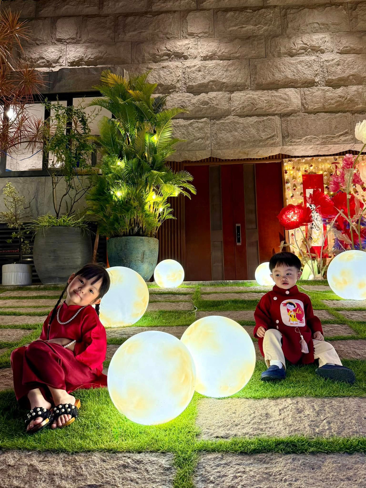 Phía trước biệt thự cũng được Đàm Thu Trang decor bắt mắt. Ảnh: FB Đàm Thu Trang