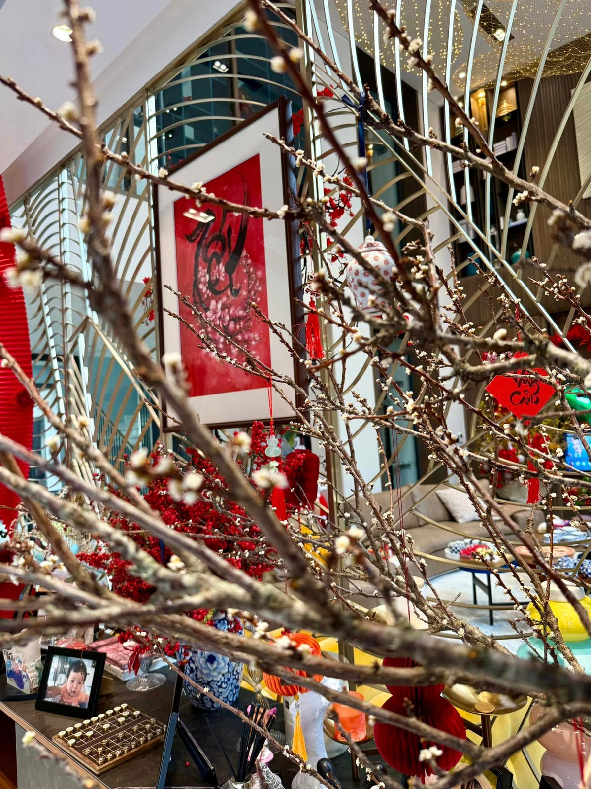 Cành đào lớn mang đậm không khí ngày Tết. Ảnh: FB Đàm Thu Trang