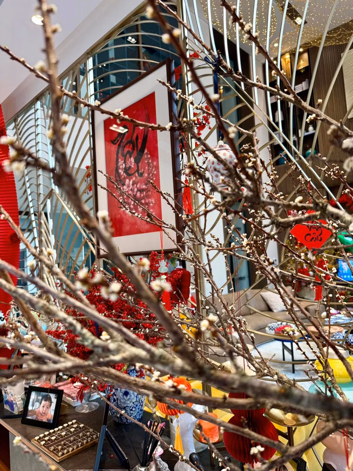 Cành đào lớn mang đậm không khí ngày Tết. Ảnh: FB Đàm Thu Trang