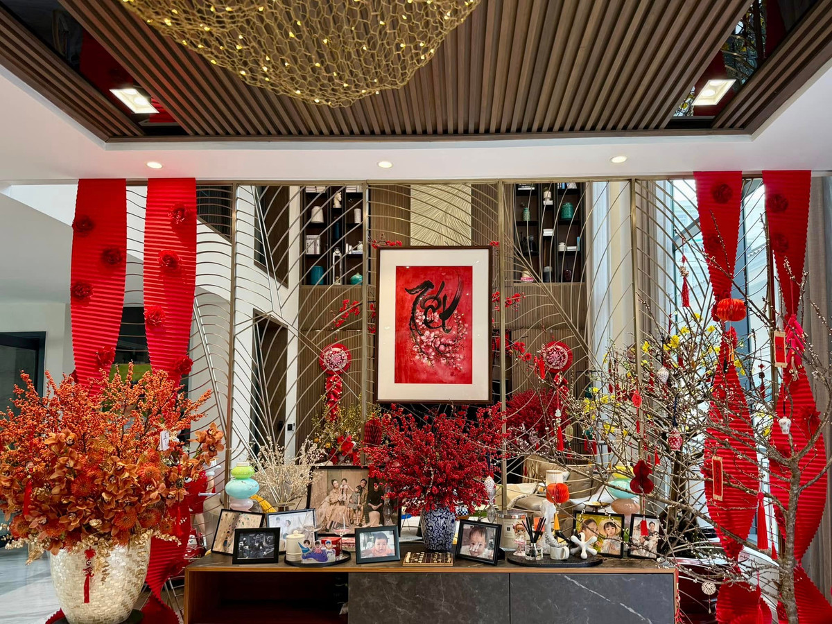 Căn nhà rực rỡ sắc đỏ của đào đông. Ảnh: FB Đàm Thu Trang