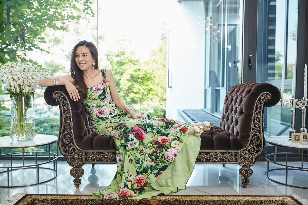 Bên cạnh lối sống năng động, nữ tỷ phú Thái Lan còn gây ấn tượng mạnh với phong cách thời trang tinh tế. Ảnh: FB Madam Pang