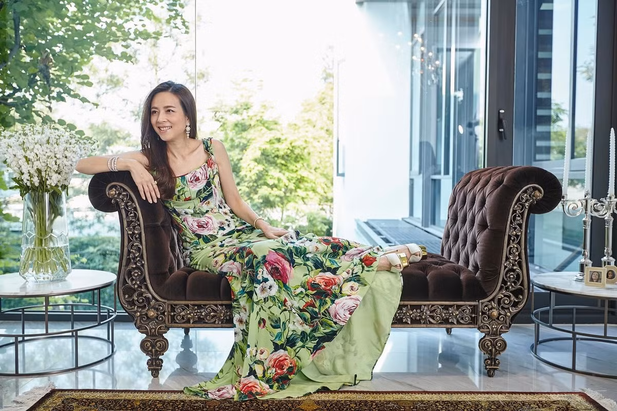 Bên cạnh lối sống năng động, nữ tỷ phú Thái Lan còn gây ấn tượng mạnh với phong cách thời trang tinh tế. Ảnh: FB Madam Pang