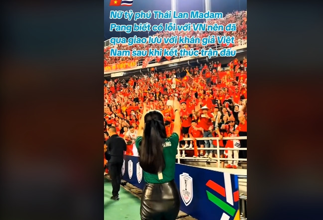 Trên tài khoản Facebook gần 3 triệu người theo dõi, Madam Pang - "nữ tướng" quyền lực của bóng đá Thái Lan đã đăng clip đến chào khán giả Việt Nam trên khán đài. Ảnh chụp màn hình TilTok