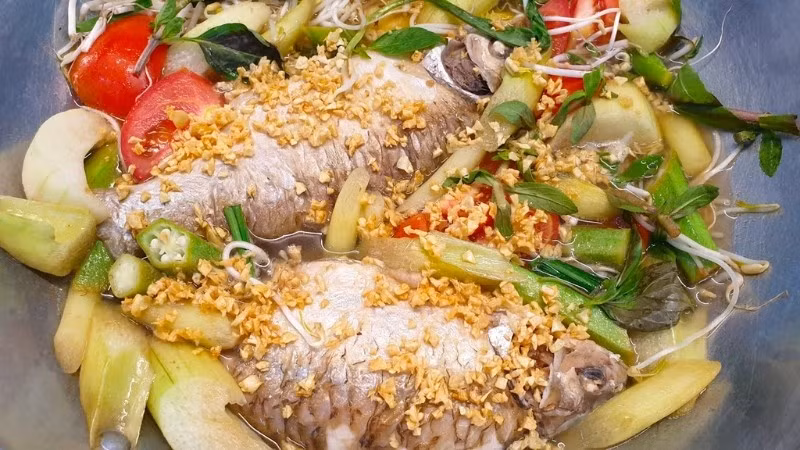 Mùa lũ thường là thời điểm cá mè vinh béo nhất, thịt ngọt và thơm nhất. Ảnh: CK Foods