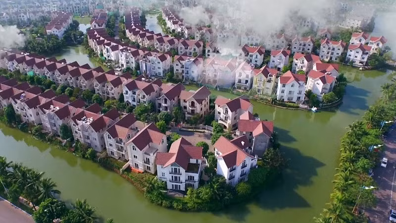 Khu biệt thự được bao quanh bởi hàng rào cây xanh và có camera theo dõi an ninh rất nghiêm ngặt. Ảnh: Vinhomes Land