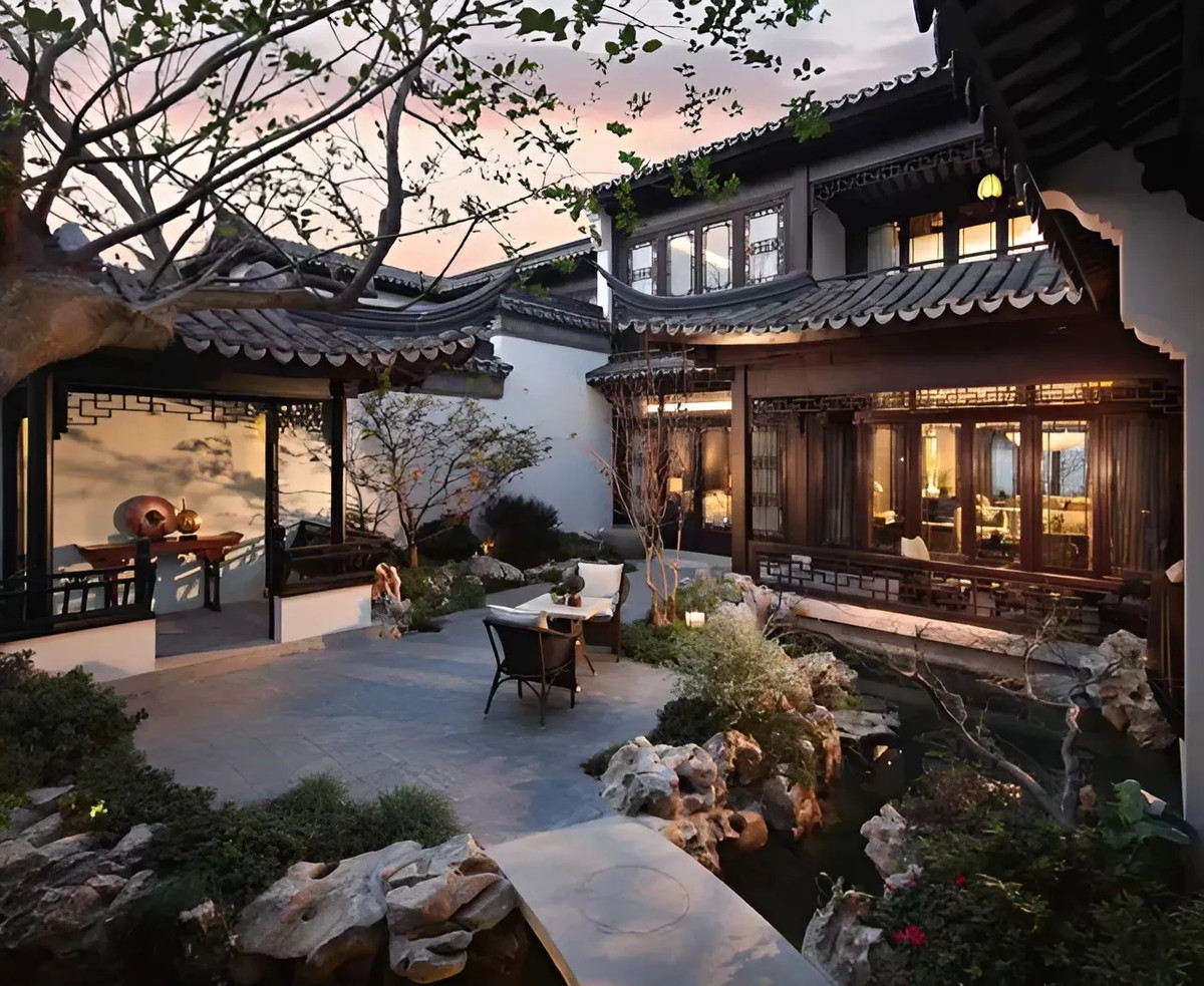 Biệt phủ được gia đình chồng Đào Hỷ Nhi mua từ những năm 2000, mang kiến trúc sân vườn với nhiều gian nhà ở, có cả hồ sen, hòn non bộ hay đình viện để ngắm cảnh hệt như cung đình trong các bộ phim thời cổ đại. Ảnh: Weibo