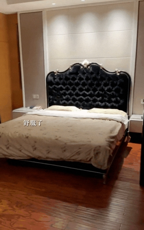 Việc xen kẽ giữa phong cách truyền thống và hiện đại giúp không gian sống không bị nặng nề. Ảnh chụp màn hình