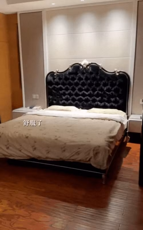 Việc xen kẽ giữa phong cách truyền thống và hiện đại giúp không gian sống không bị nặng nề. Ảnh chụp màn hình