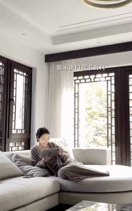 Nội thất trong căn biệt thự được bài trí theo phong cách hiện đại. Ảnh chụp màn hình