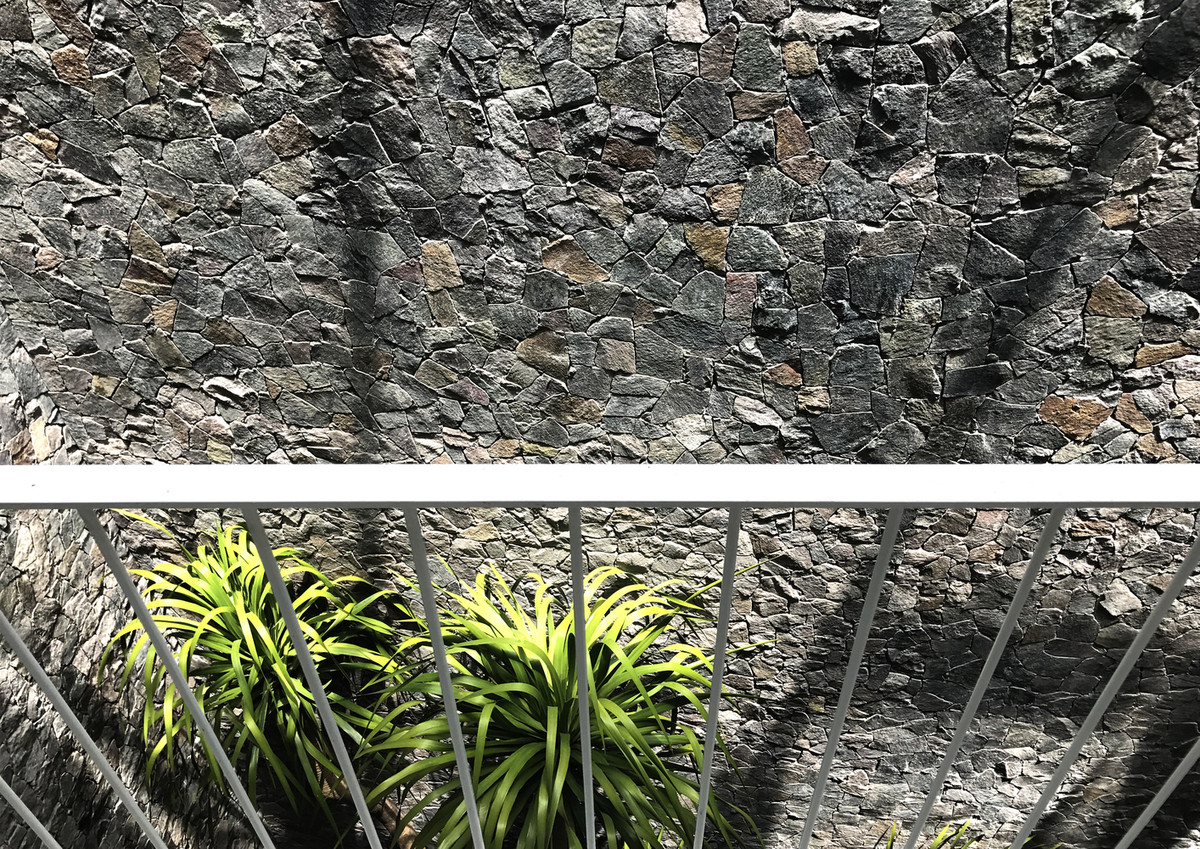 Bên cạnh đó, ngôi nhà được xây dựng bằng những vật liệu rất cơ bản ở địa phương, dễ tìm và giá thành rẻ. Ảnh: Hiroyuki Oki