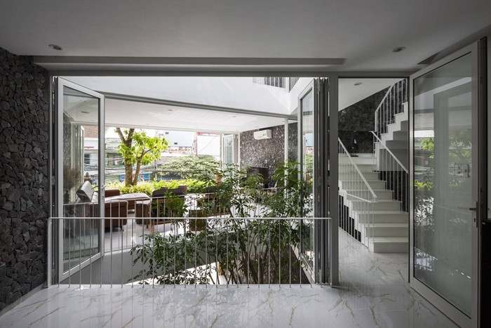 Không gian trong nhà được lấp đầy bởi ánh sáng thiên nhiên giữa các tầng, xen kẽ bởi cây xanh và những luồng gió mát…Ảnh: Hiroyuki Oki