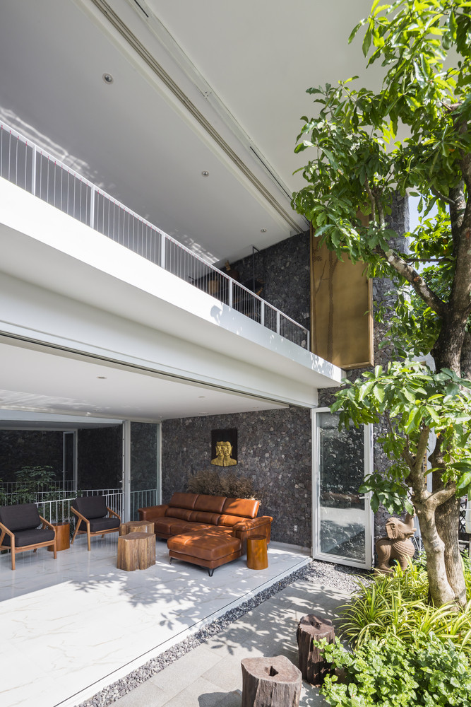 Khác với những ngôi nhà mặt phố, thường tận dụng tối đa phần mặt tiền để kinh doanh hoặc cho thuê, 204 House được tạo một khoảng lùi ở mặt tiền với không gian xanh. Ảnh: Hiroyuki Oki