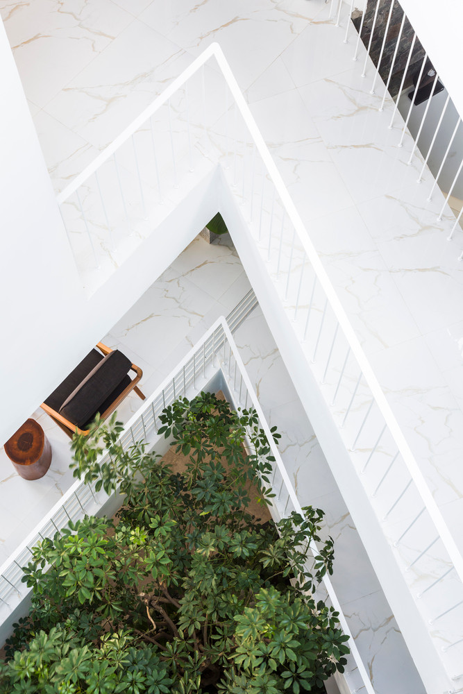 Nhờ thiết kế này, gia chủ tránh được khói bụi, âm thanh náo nhiệt của thành phố. Ảnh: Hiroyuki Oki