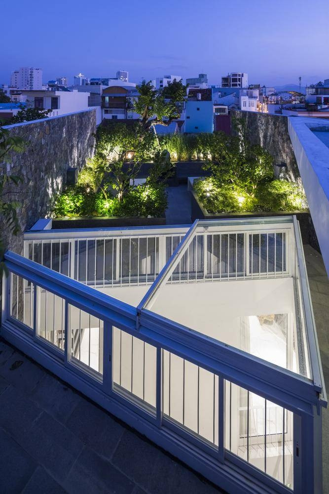 Khu vườn xanh rực sáng khi về đêm trên nóc mái. Ảnh: Hiroyuki Oki