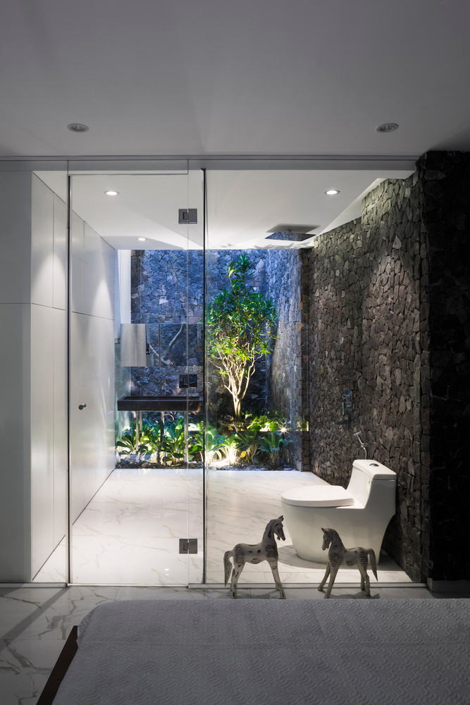 Do đó, so với những căn nhà khác cùng quy mô, ngôi nhà thật sự tiết kiệm được khá nhiều chi phí nhưng vẫn đảm bảo tiện ích. Ảnh: Hiroyuki Oki