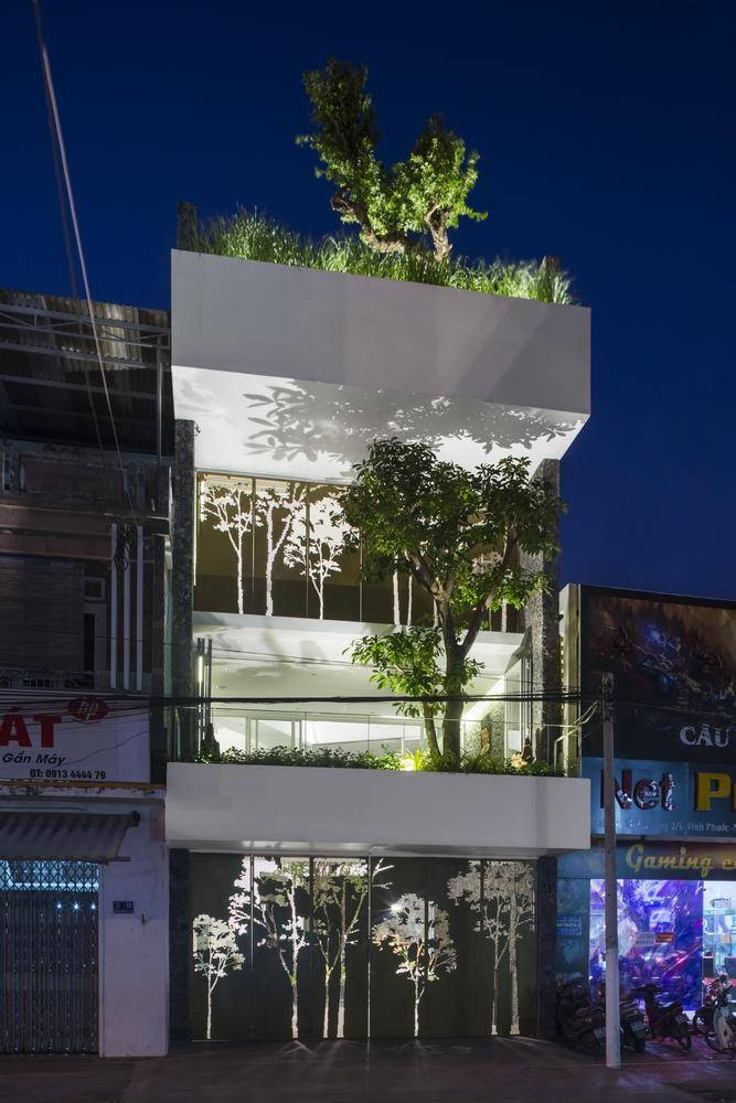 Hệ thống chiếu bóng đèn LED được lắp đặt cho căn nhà để tiết kiệm được tối đa điện năng khi hoàng hôn buông xuống. Ảnh: Hiroyuki Oki