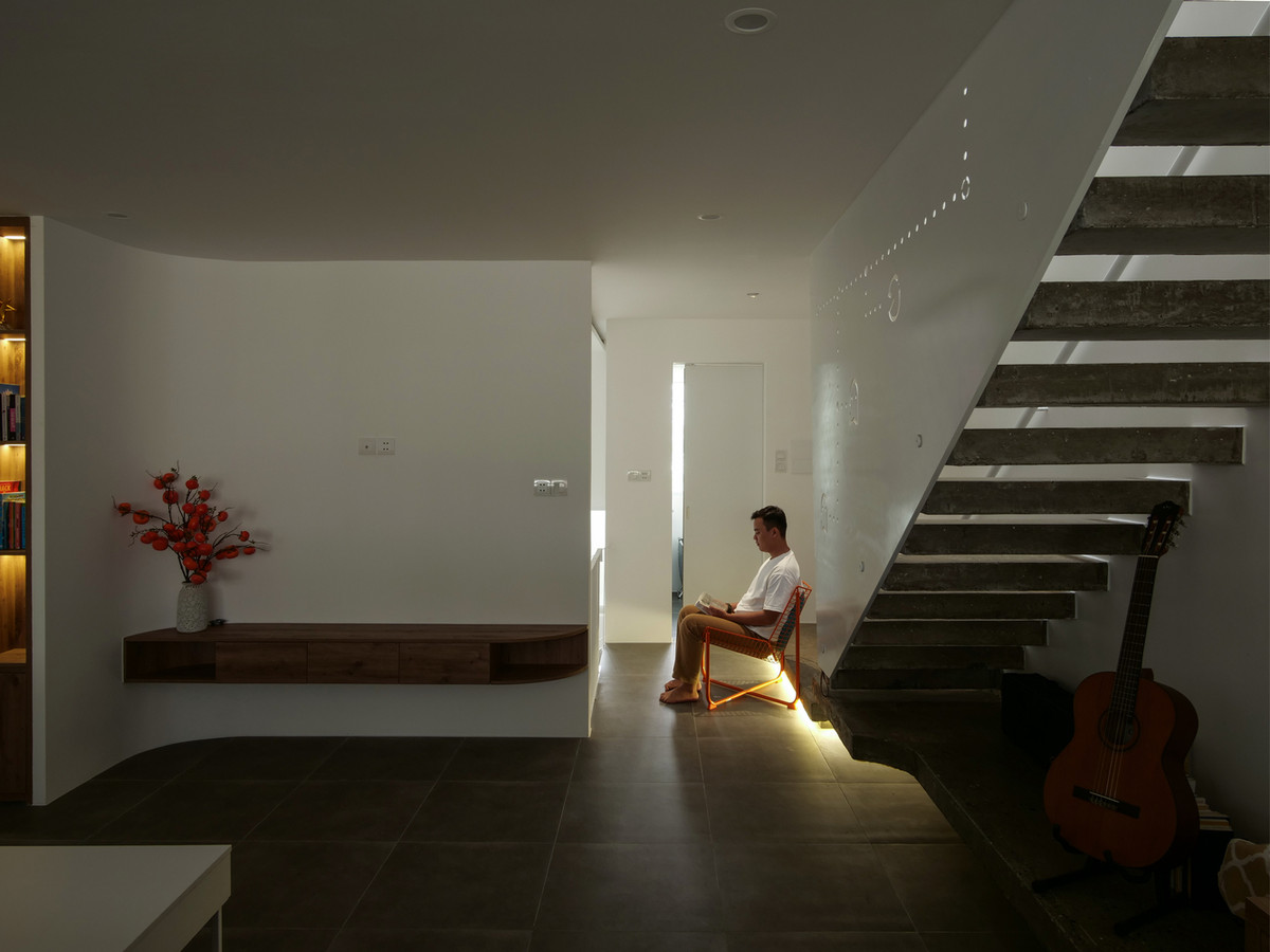 Các khoảng lùi và tường đặc rỗng được sắp xếp có chủ đích, giúp điều tiết ánh sáng và tận dụng thông gió tự nhiên. Ảnh: DinhR