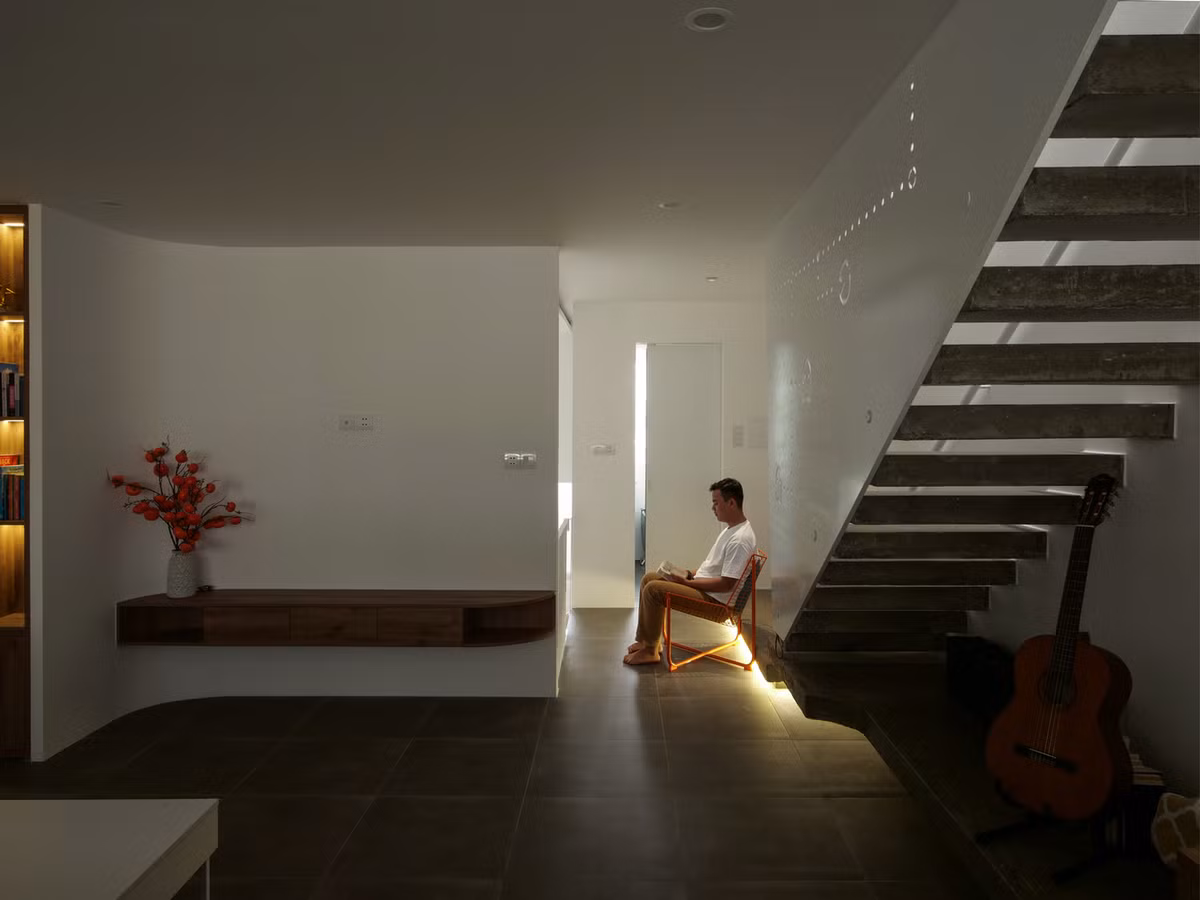 Các khoảng lùi và tường đặc rỗng được sắp xếp có chủ đích, giúp điều tiết ánh sáng và tận dụng thông gió tự nhiên. Ảnh: DinhR