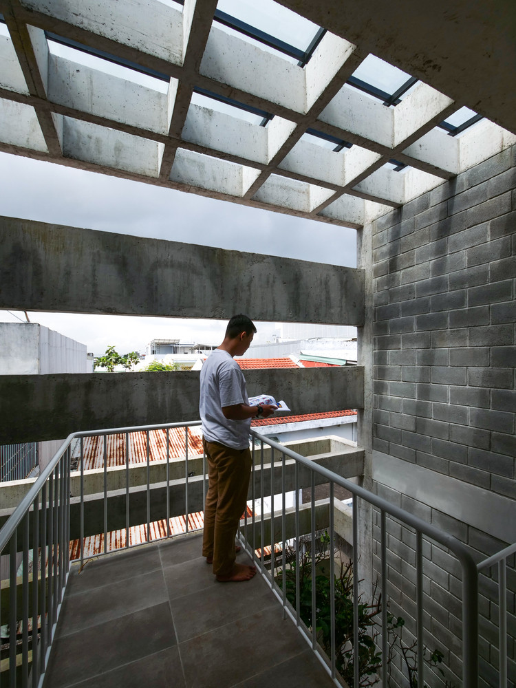 Các tầng trên được thiết kế theo dạng không gian mở, giúp tăng sự kết nối giữa các tầng và tạo hiệu ứng thị giác rộng rãi hơn. Ảnh: DinhR