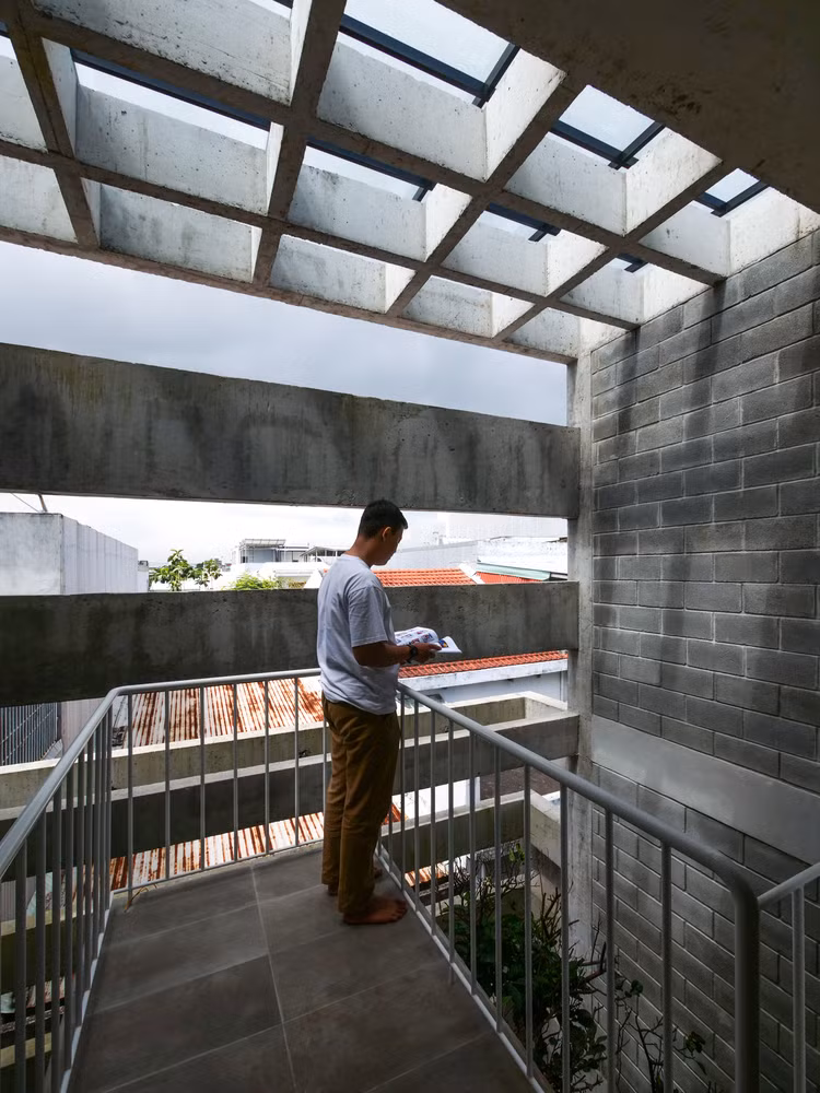 Các tầng trên được thiết kế theo dạng không gian mở, giúp tăng sự kết nối giữa các tầng và tạo hiệu ứng thị giác rộng rãi hơn. Ảnh: DinhR