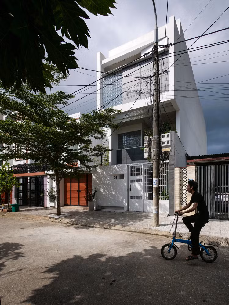 Yêu cầu đặt ra với kiến trúc sư là tối ưu hóa không gian, nhưng vẫn phải tạo được sự gắn kết giữa thiên nhiên và con người, đồng thời đáp ứng hoàn hảo nhu cầu sinh hoạt của gia đình 4 người. Ảnh: DinhR