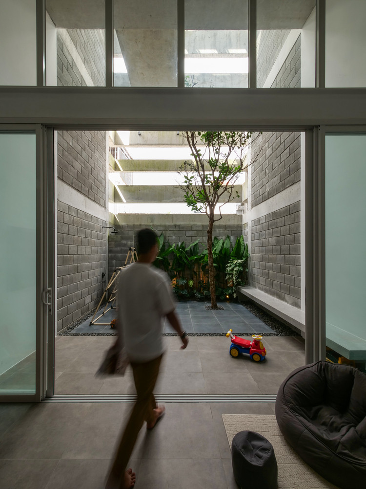  Ngôi nhà có hướng Đông và Tây, chịu nhiều tác động của khí hậu đặc trưng miền Trung. Ảnh: DinhR