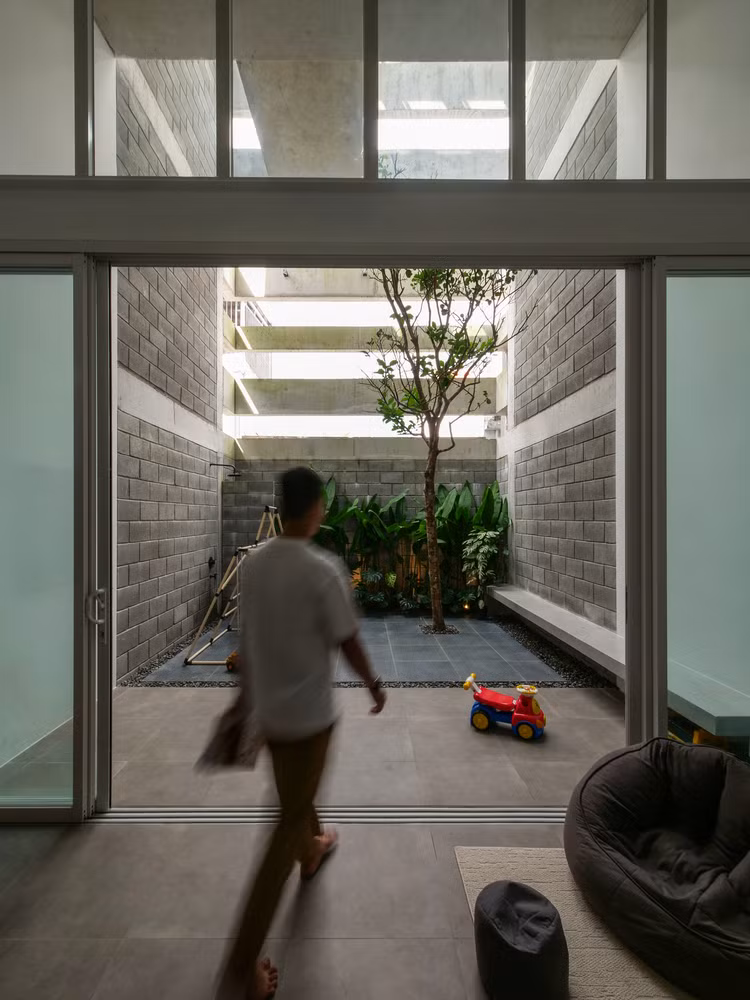  Ngôi nhà có hướng Đông và Tây, chịu nhiều tác động của khí hậu đặc trưng miền Trung. Ảnh: DinhR