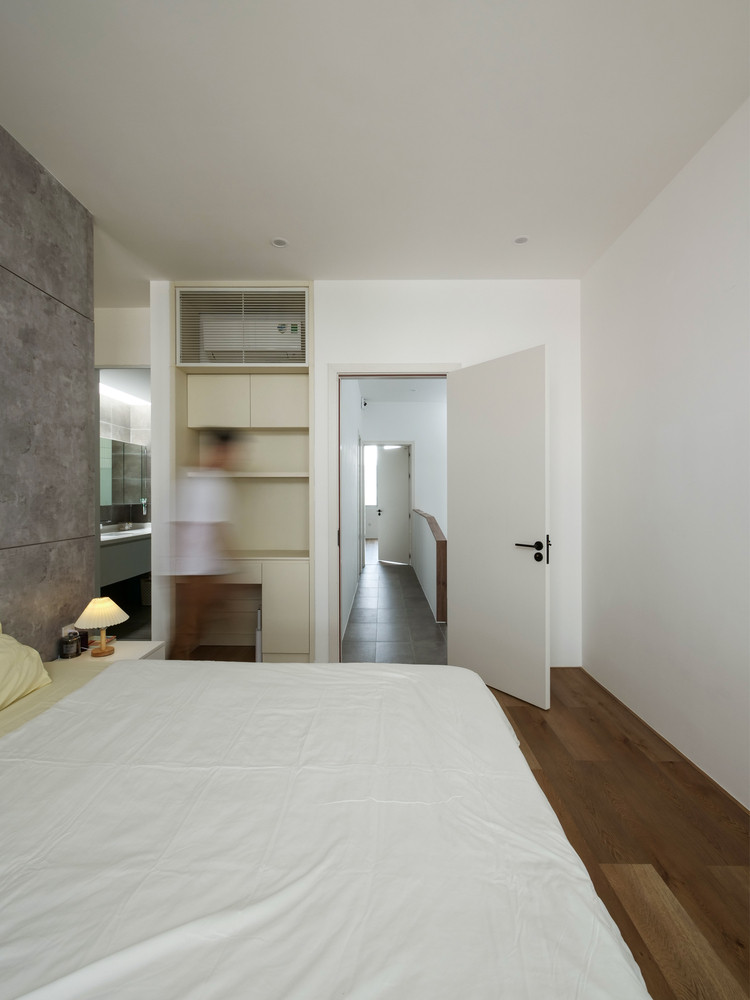 Phòng ngủ sử dụng gam màu trắng chủ đạo. Ảnh: DinhR