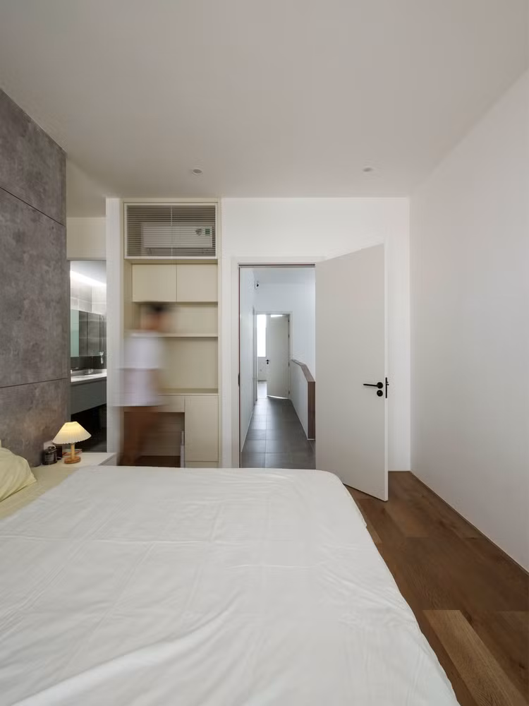 Phòng ngủ sử dụng gam màu trắng chủ đạo. Ảnh: DinhR