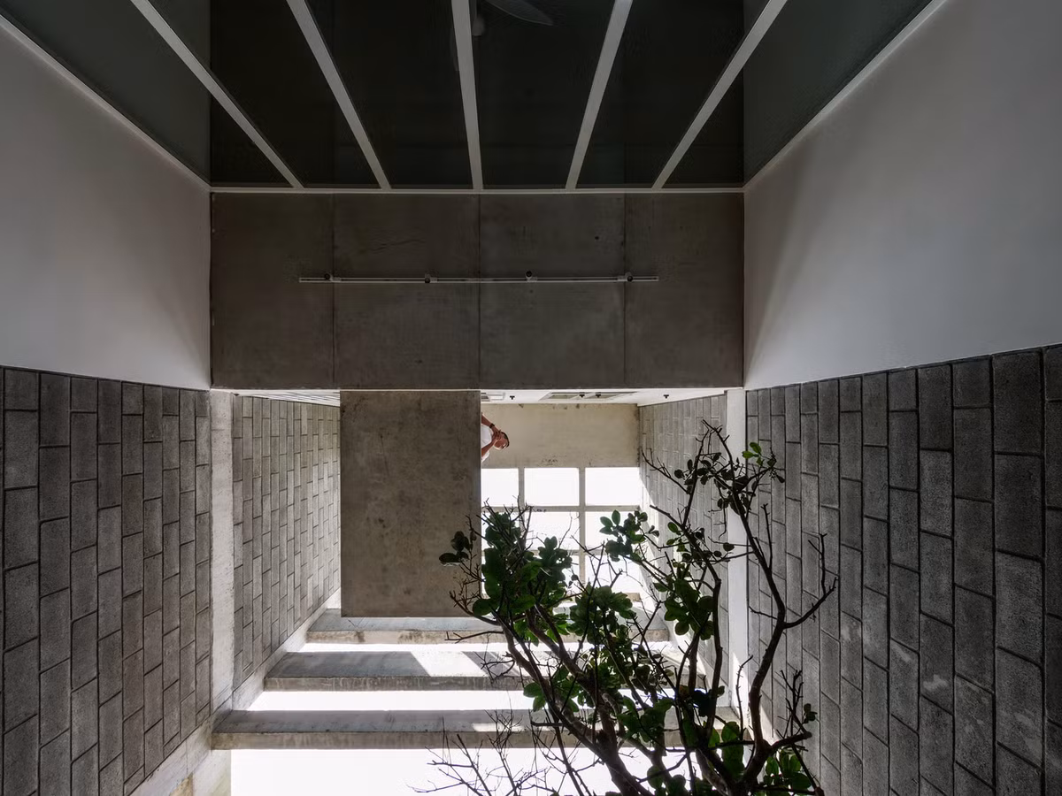 Hệ thống cửa và ô mở được bố trí hợp lý cùng với sân sau giúp lưu thông không khí, điều hòa vi khí hậu bên trong ngôi nhà một cách hoàn hảo. Ảnh: DinhR