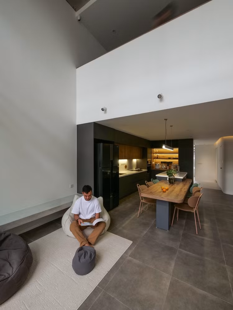 Bên trong căn nhà không có phòng khách truyền thống, thay vào đó, bếp và sân sau đóng vai trò trung tâm kết nối, để cả gia đình quây quần. Ảnh: DinhR