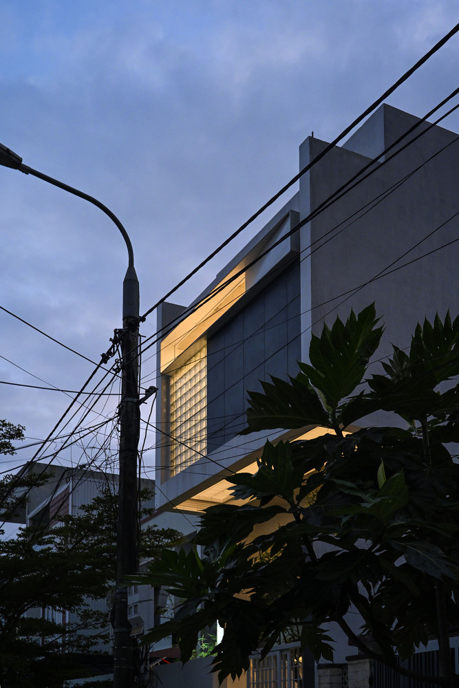 Mặt tiền phía Đông của ngôi nhà là sự kết hợp hình khối đơn giản nhưng đầy ý nghĩa. Ảnh: DinhR