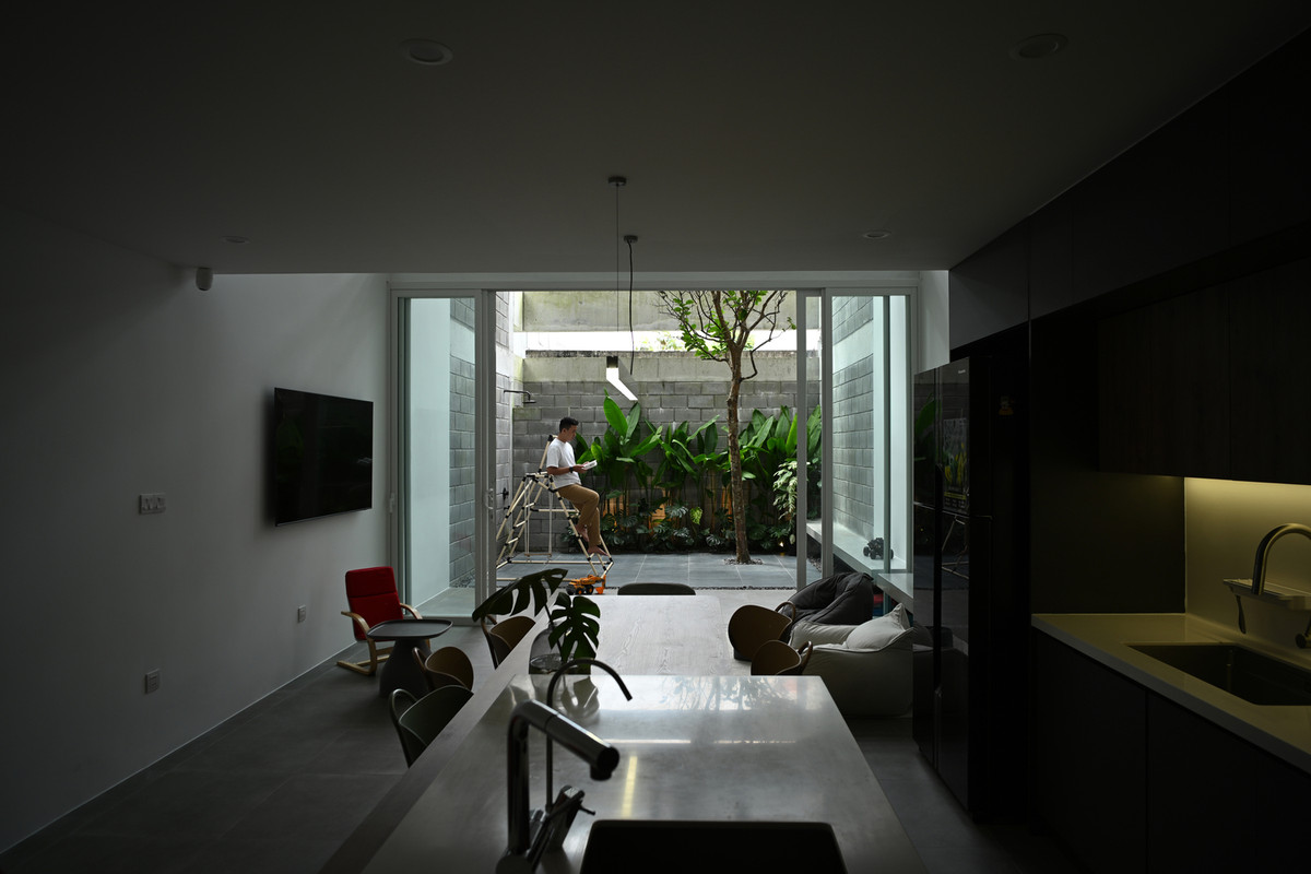 Không chỉ là nơi để ở, ngôi nhà còn cho thấy cách sống giản dị, gắn kết gia đình và thiên nhiên, mang đến không gian sống nhẹ nhàng, thư giãn giữa lòng Đà Nẵng. Ảnh: DinhR