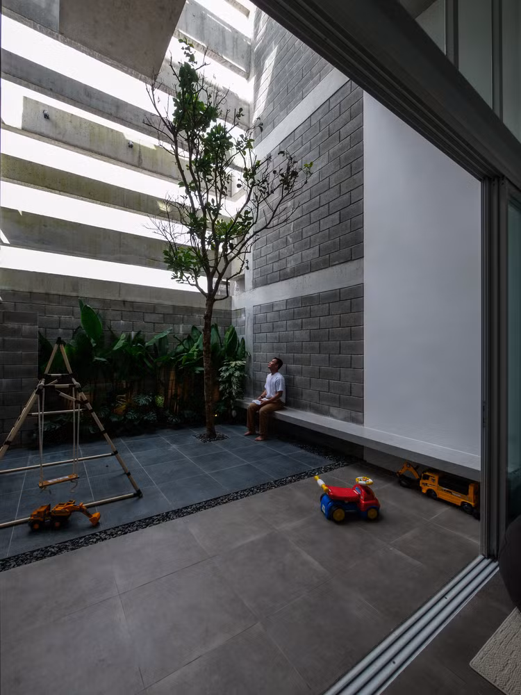 Tầng trệt mở ra không gian rộng rãi với bếp liền kề, kết nối trực tiếp với sân sau (là trái tim và lá phổi của ngôi nhà). Ảnh: DinhR