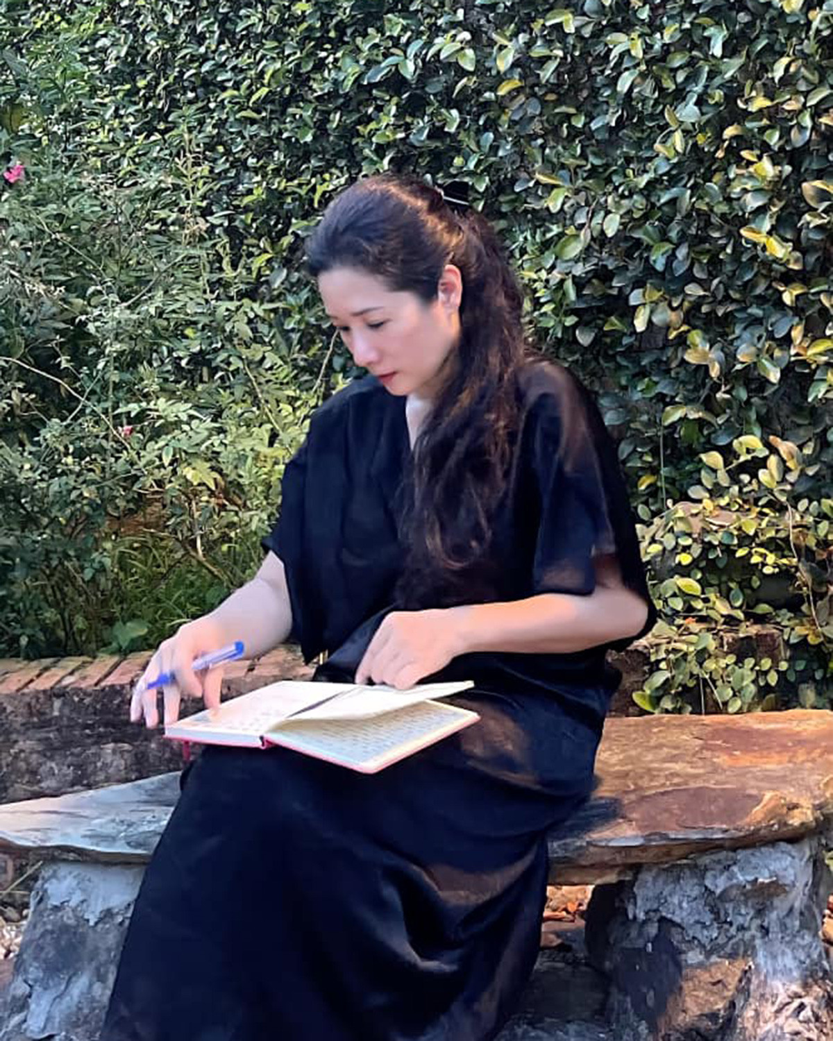 Sau những bão giông của cuộc đời, nghệ sĩ Thanh Thanh Hiền chọn cách làm thơ, viết nhạc tại nhà vườn ở Sóc Sơn (Hà Nội). Ảnh: Vietnamnet