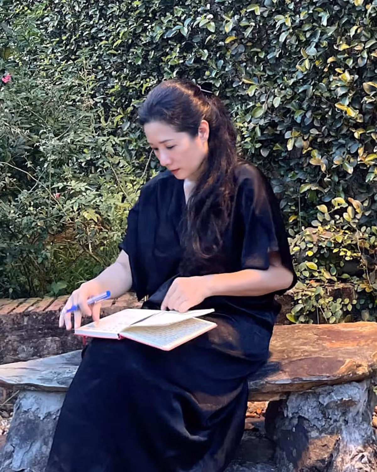 Sau những bão giông của cuộc đời, nghệ sĩ Thanh Thanh Hiền chọn cách làm thơ, viết nhạc tại nhà vườn ở Sóc Sơn (Hà Nội). Ảnh: Vietnamnet