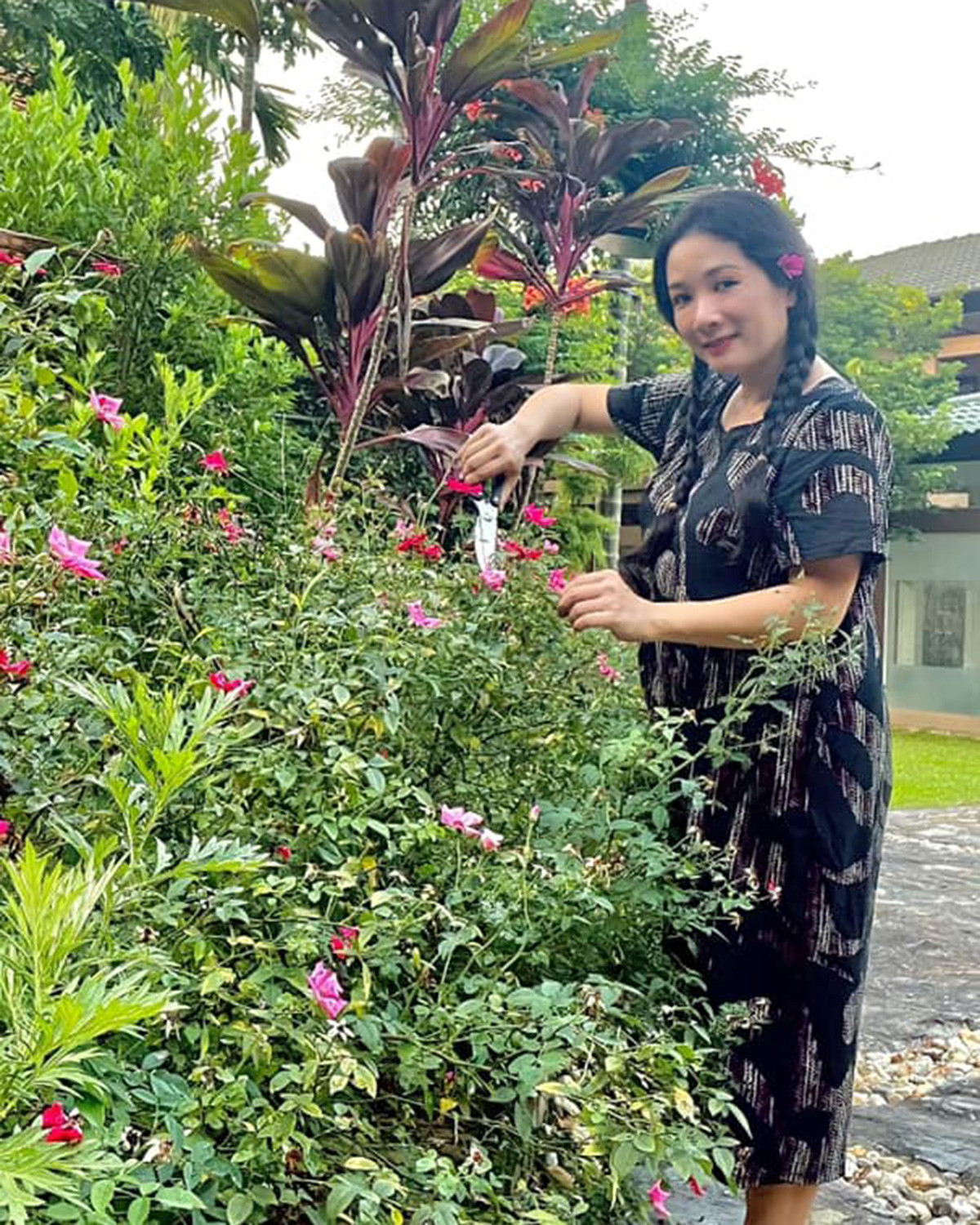 Trong khuôn viên rộng hàng nghìn mét vuông, Thanh Thanh Hiền trồng đủ các loại hoa, cây ăn trái...Ảnh: FBNV