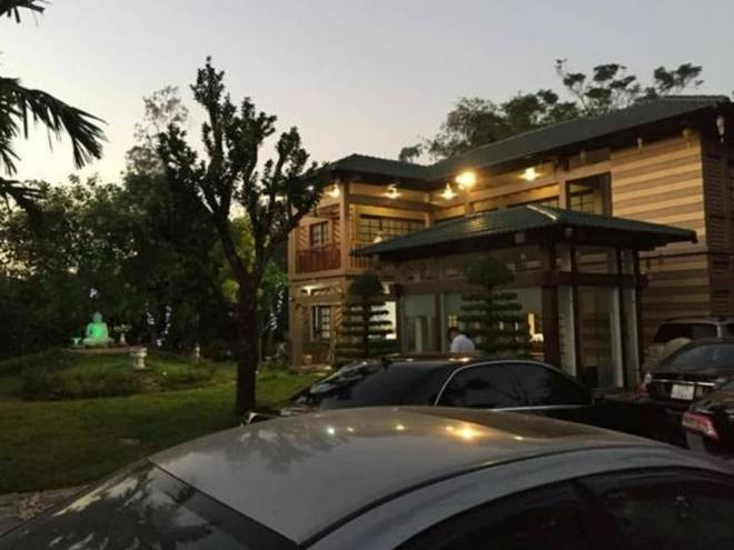 Phần sân rộng rãi đủ sức chứa nhiều xe ô tô mỗi khi nữ ca sĩ đón khách đến chơi nhà. Ảnh: FBNV