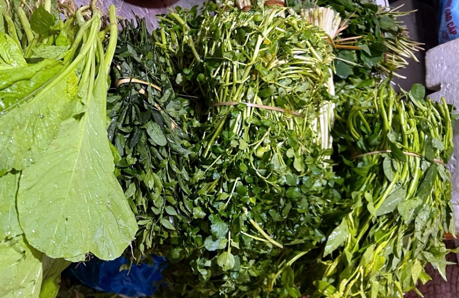 Mưa rét kéo dài, giá rau xanh tại Hà Nội đồng loạt tăng cao Mua ret keo dai, gia rau xanh tai Ha Noi dong loat tang cao