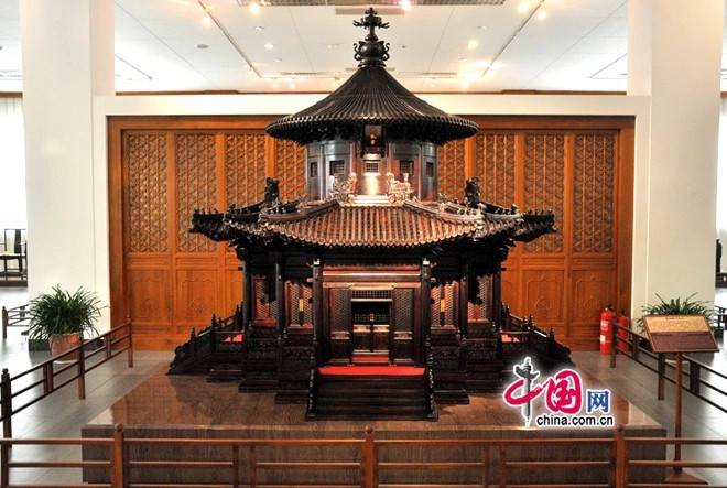 Đây là bảo tàng tư nhân đầu tiên và lớn nhất Trung Quốc với các bộ sưu tập, nghiên cứu và trưng bày đồ nội thất làm bằng gỗ đàn hương đỏ. Ảnh: China